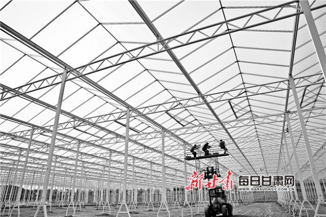 张掖海升现代智能温室工业化生态项目工地上工作人员在加紧施工